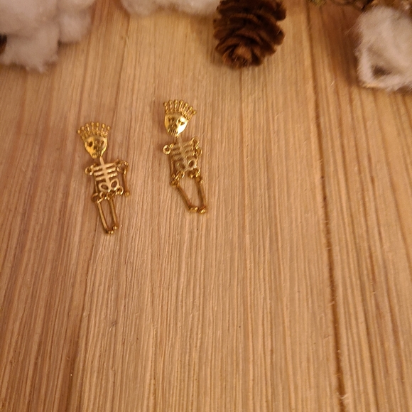 ๐๐NEW๐๐SUPER CUTE!! Stainless Steel Princess Skeleton Dangle Earrings - Picture 6 of 10